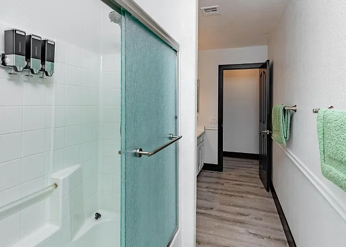 Lakeview Minute From New Launch With Pool And *