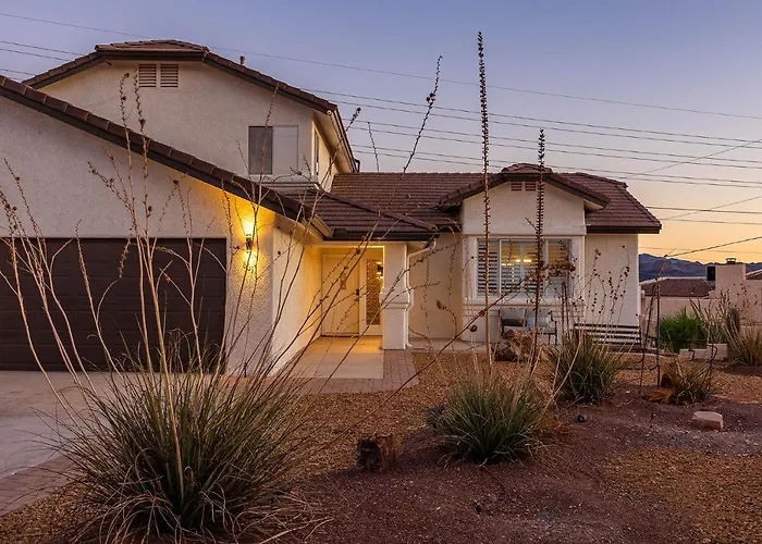 Lakeview Minute From New Launch With Pool And *