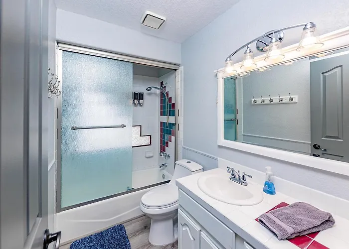 Lakeview Minute From New Launch With Pool And