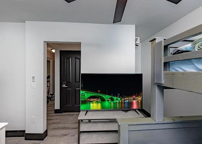 Lakeview Minute From New Launch With Pool And Apartment *