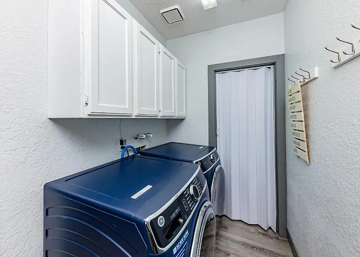 Apartment Lakeview Minute From New Launch With Pool And