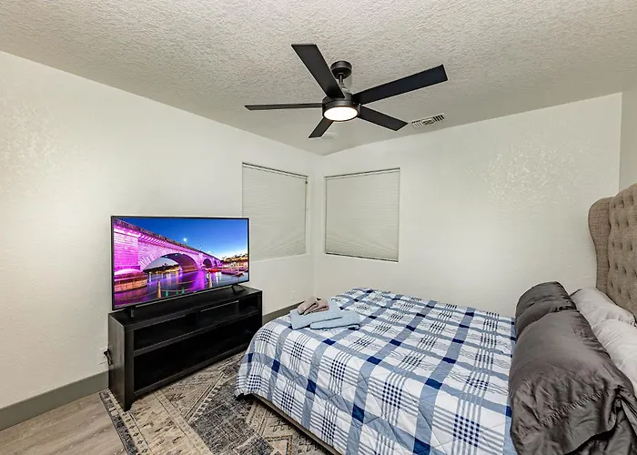 Lakeview Minute From New Launch With Pool And Apartment