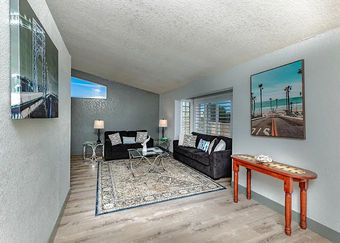 Apartment Lakeview Minute From New Launch With Pool And