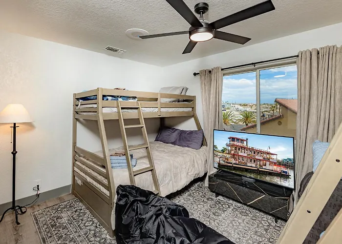 Lakeview Minute From New Launch With Pool And Apartment