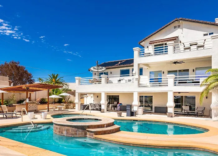Lakeview Minute From New Launch With Pool And Apartment
