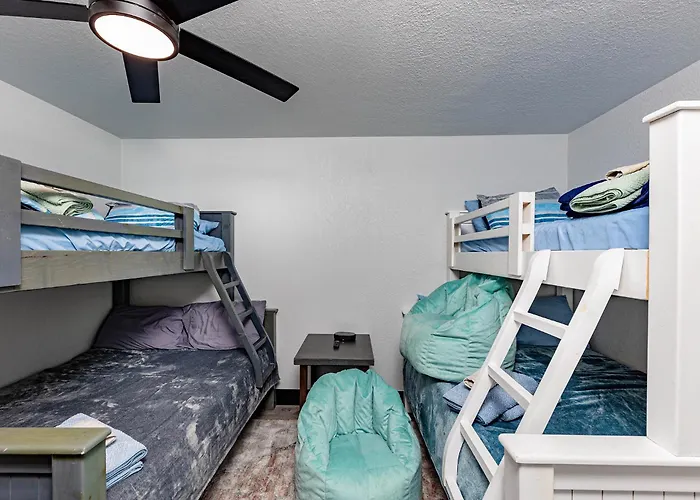 Lakeview Minute From New Launch With Pool And Apartment