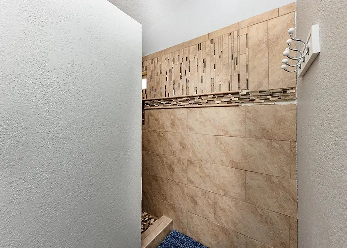 Lakeview Minute From New Launch With Pool And Apartment